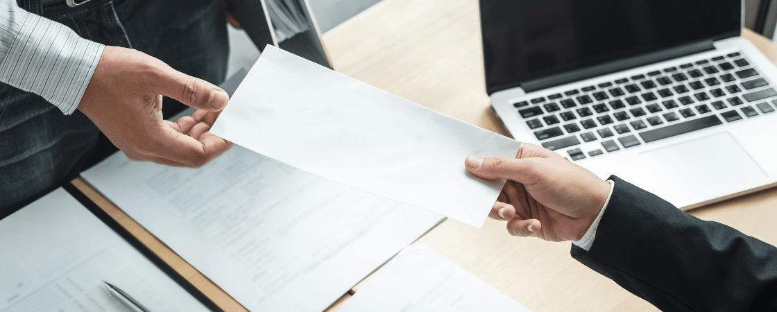 Kann man in der Probezeit fristlos kündigen? Gespräch zwischen Mitarbeiter und Vorgesetztem